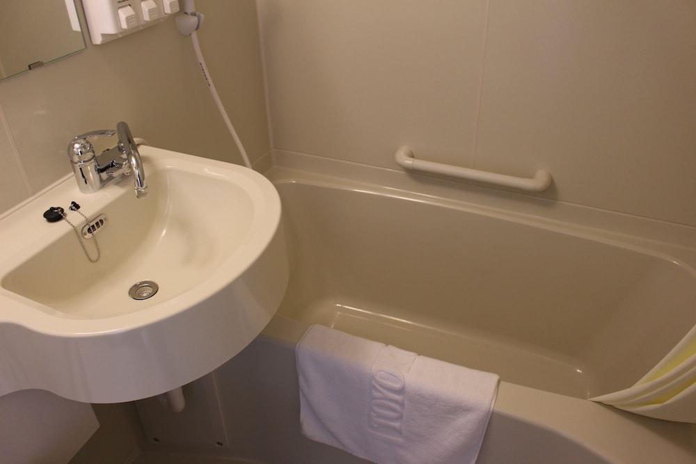 Toyoko Eki Nishi Guchi Hiroba Hotel